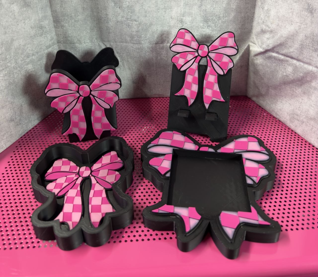 3D-Printed Checkered Bow Desk Set